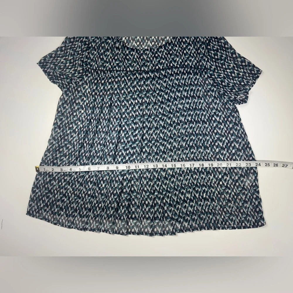 W5 Women's Blue and White Geometric Blouse 🤍💙 - Picture 5 of 8